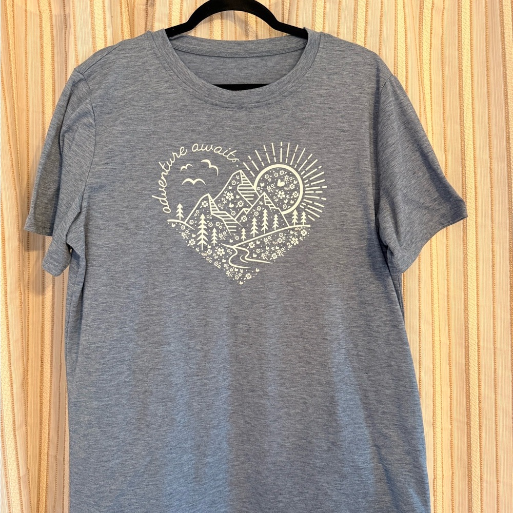 Adventure Awaits. T Shirt. Super soft. Size XL. Bluish.
